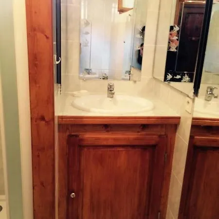 Lerable Pourpre De La Grotte Au Lion